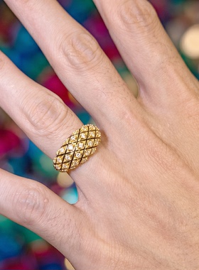 今饰有约黑金点钻菱格宽面戒指