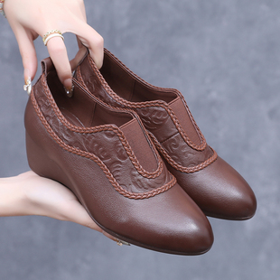 真皮坡跟单鞋春秋复古软底妈妈鞋大码女鞋一脚蹬深口不累脚小皮鞋