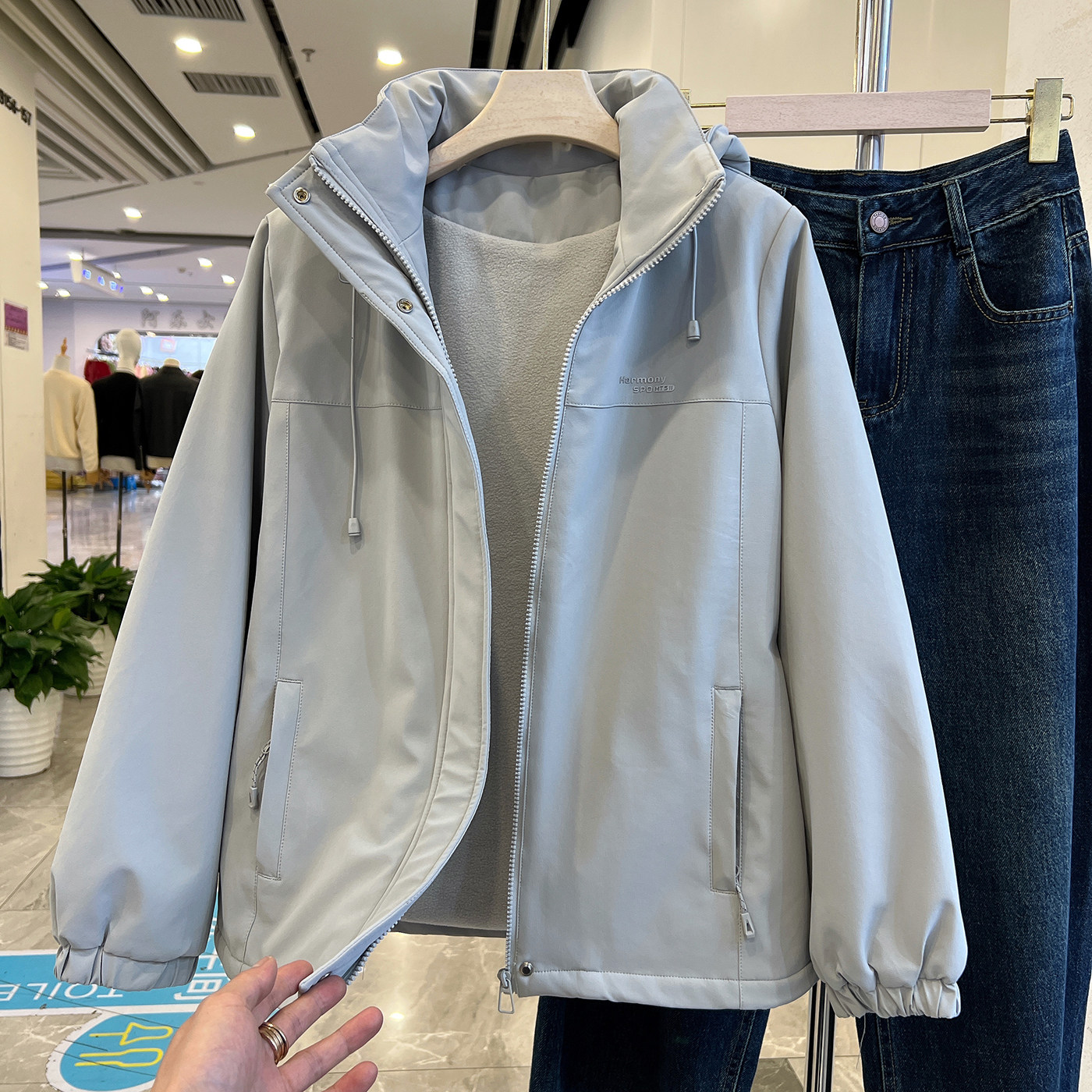 小个子妈妈装连帽加绒冲锋衣女冬季新款超好看宽松运动棉衣服外套