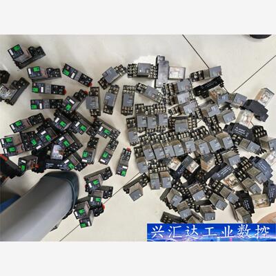 施耐德中间继电器。RXM2LB2BD。底座RXZE1M2C。  询价下单