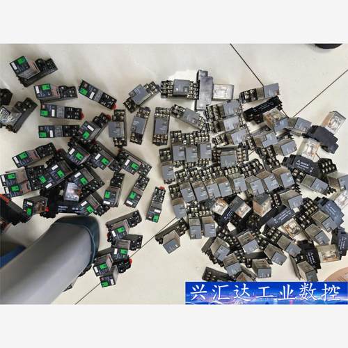 施耐德中间继电器。RXM2LB2BD。底座RXZE1M2C。  询价下单