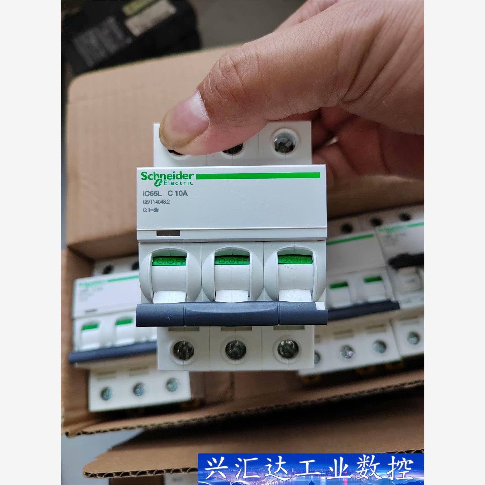 施耐德小型断路器iC65L