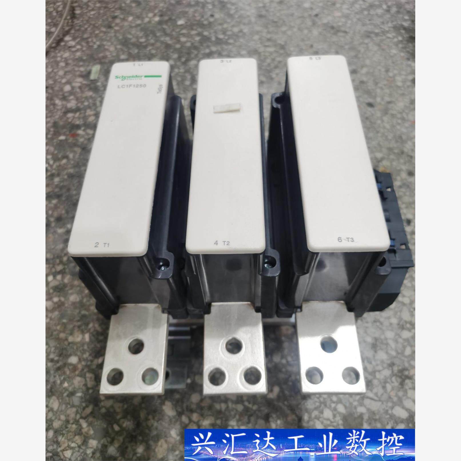 施耐德交流接触器LC1F1250A，M7C两台。成色9成新左 询价下单
