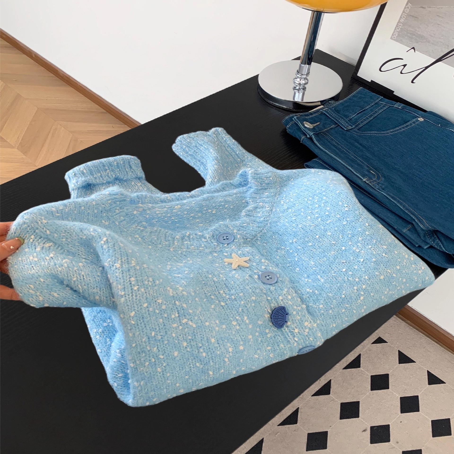 甜美软糯温柔风奶蓝色毛衣针织衫女秋冬软糯贝壳纽扣开衫外套上衣