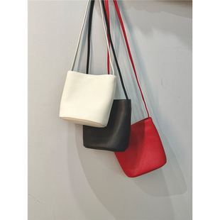 牛皮质感水桶包包2025新款高级感简约百搭软皮红色单肩斜挎包女