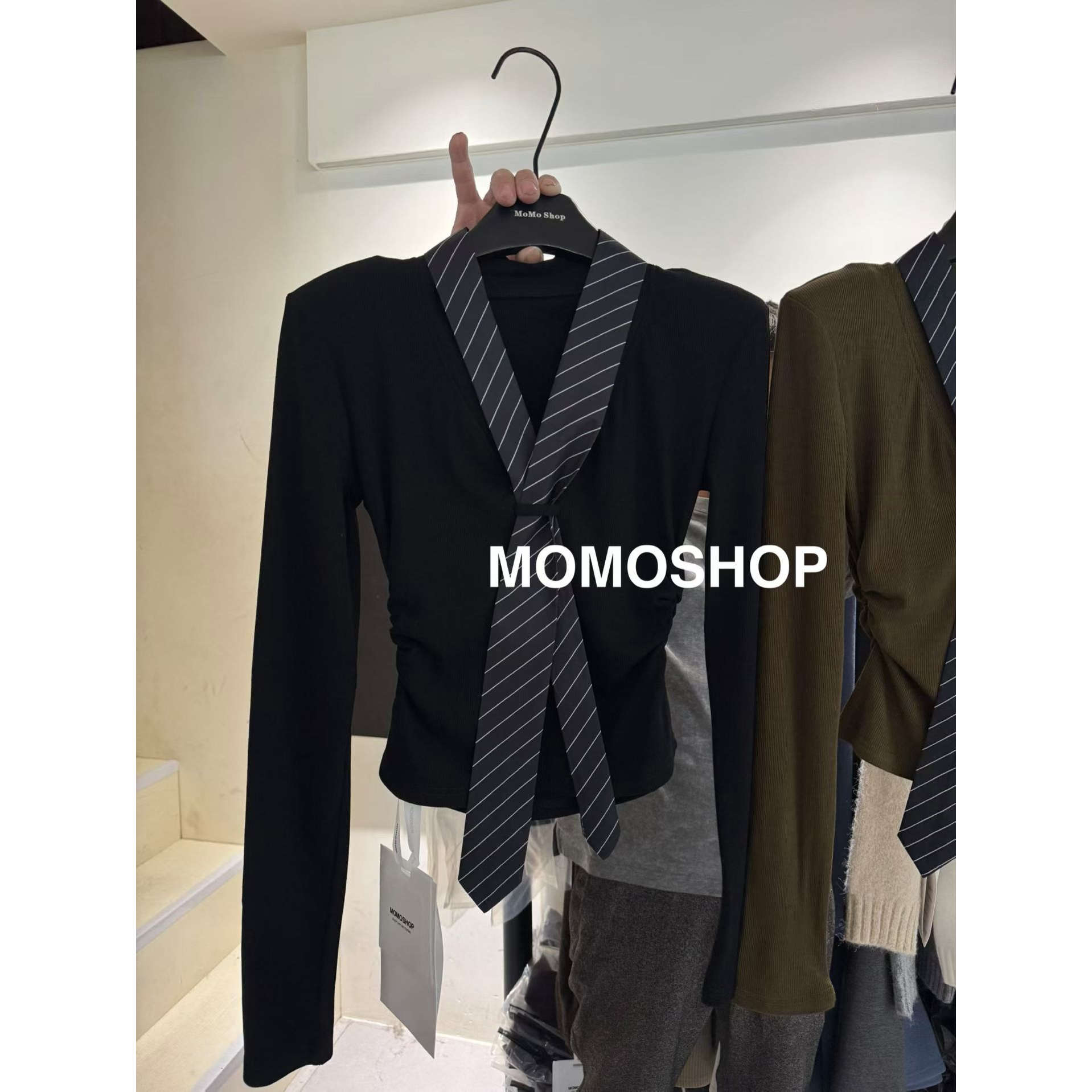 2025秋冬季新款韩版洋气显瘦纯色百搭垫肩V领打底衫长袖T恤女