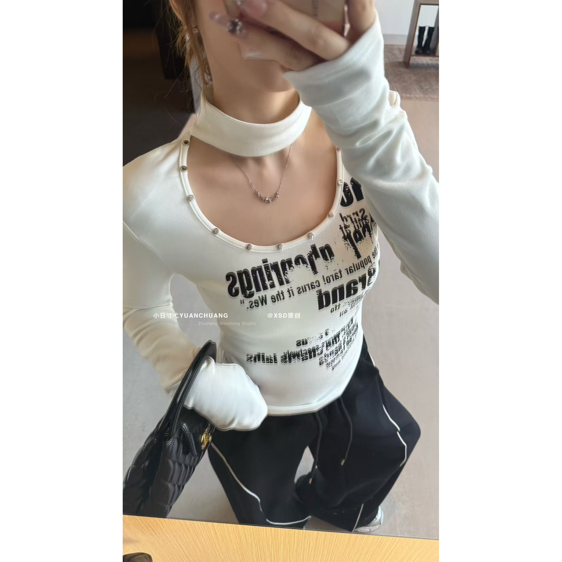 2025冬季新款铆钉显瘦上衣纯欲辣妹挂脖圆领字母印花磨毛打底衫女