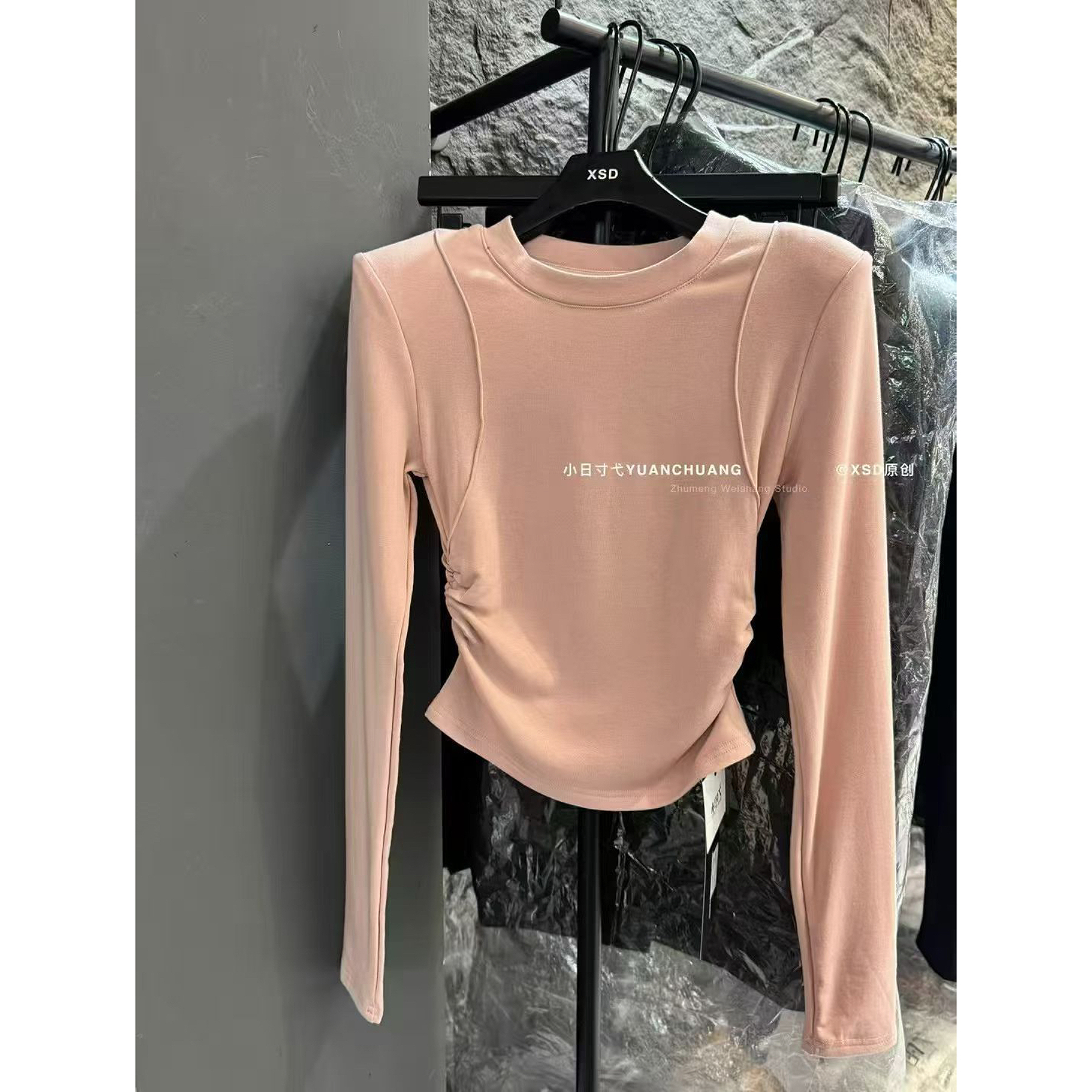 2025秋冬新款韩版圆领长袖修身垫肩上衣皱褶掐腰磨毛打底衫女潮