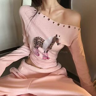 美式复古辣妹风斜露肩长袖女T恤铆钉小马图案短款修身上衣