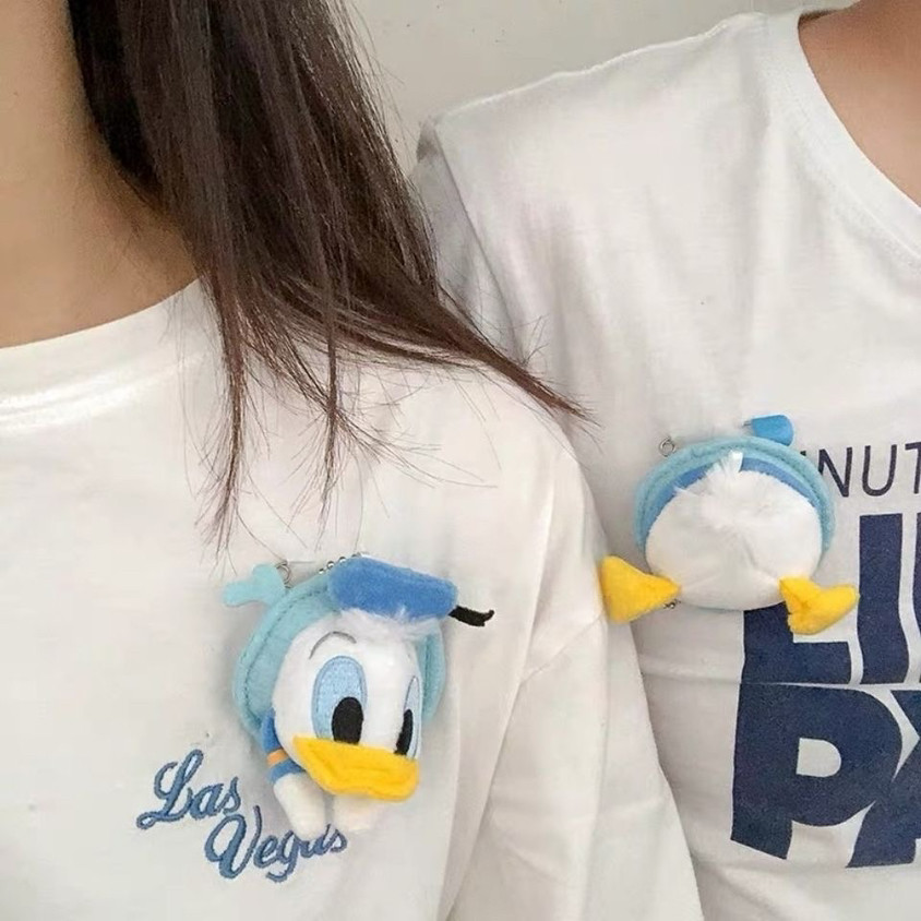 迪斯尼周边唐老鸭胸针屁股毛绒公仔情侣包挂件一对分体鞋扣配饰链