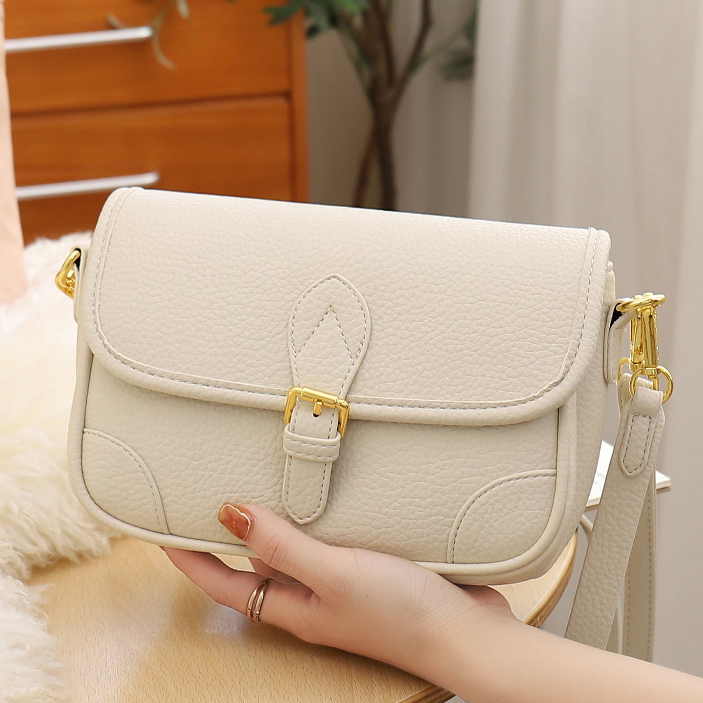 高级感时尚法棍包包女2026新款洋气百搭单肩斜挎包简约纯色腋下包