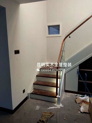 昆明金江小区融苑实木铺板玻璃围栏楼梯护栏定制实木扶手楼梯定做