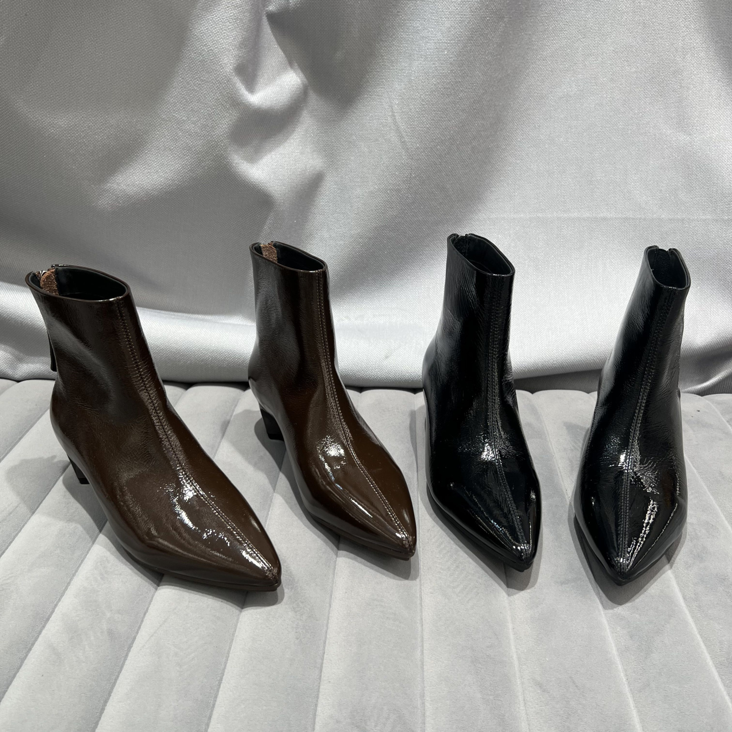 漆皮尖头粗跟后拉链时装靴短靴女