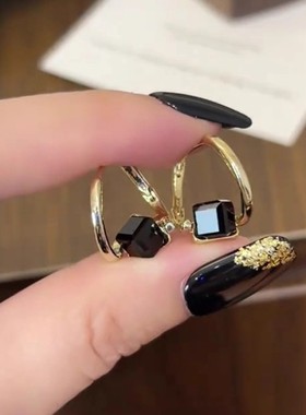 日韩简约黑色甜酷克拉耳扣耳环女时尚精致防敏辣妹配饰2025新款