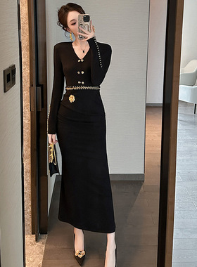2025春装新款女装赫本风修身长款包臀裙V领设计感黑色连衣裙21611