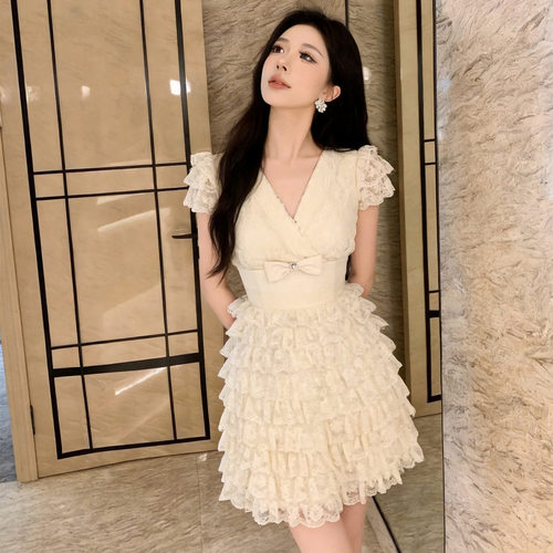 少女感杏色蕾丝短裙V领蝴蝶结收腰蛋糕裙出游写真氛围感裙15708