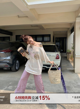 THREE GOOOD殷三吉 慵懒复古斜肩T恤 微透肌理拼贴印花大版上衣