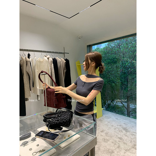 三吉挂脖一字肩短袖T恤