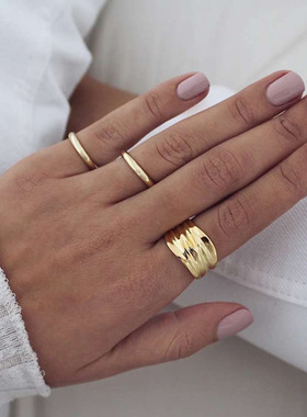 法式时尚冷淡风宽版锤纹指环钛钢镀18K金锡纸指环女设计师不规则