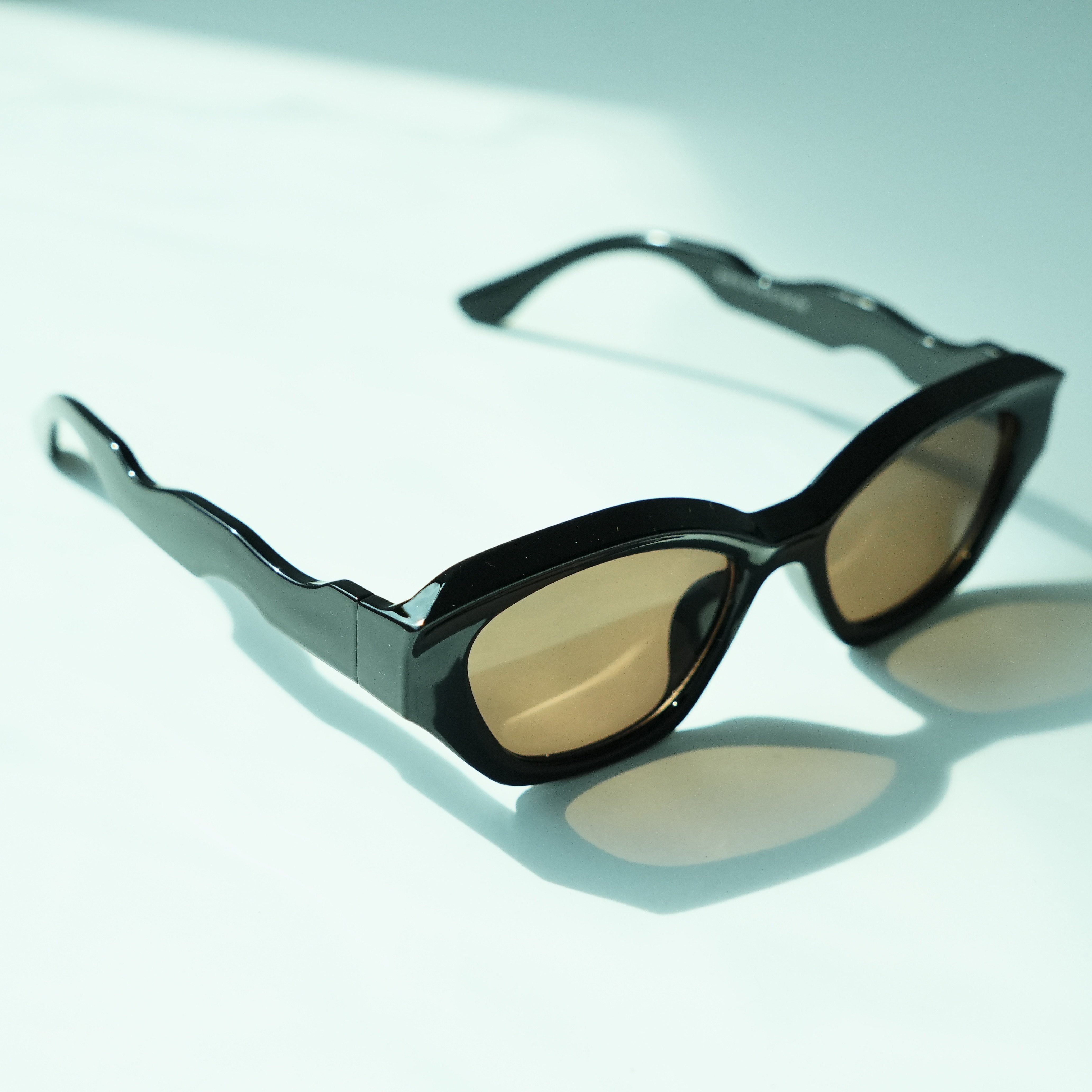 茶色墨镜女度假显瘦防晒潮男太阳镜个性出片弯曲镜腿运动糖果眼镜