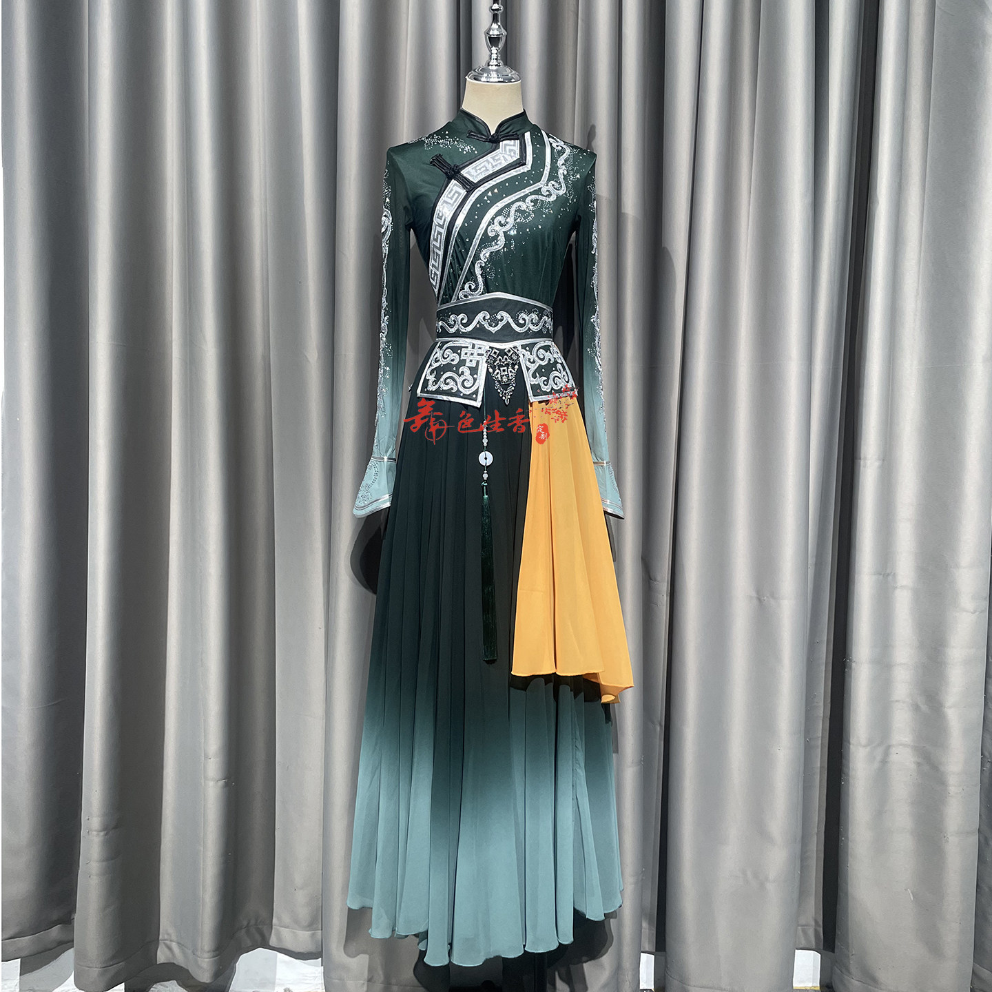 新款蒙族渐变色双层大裙摆演出服