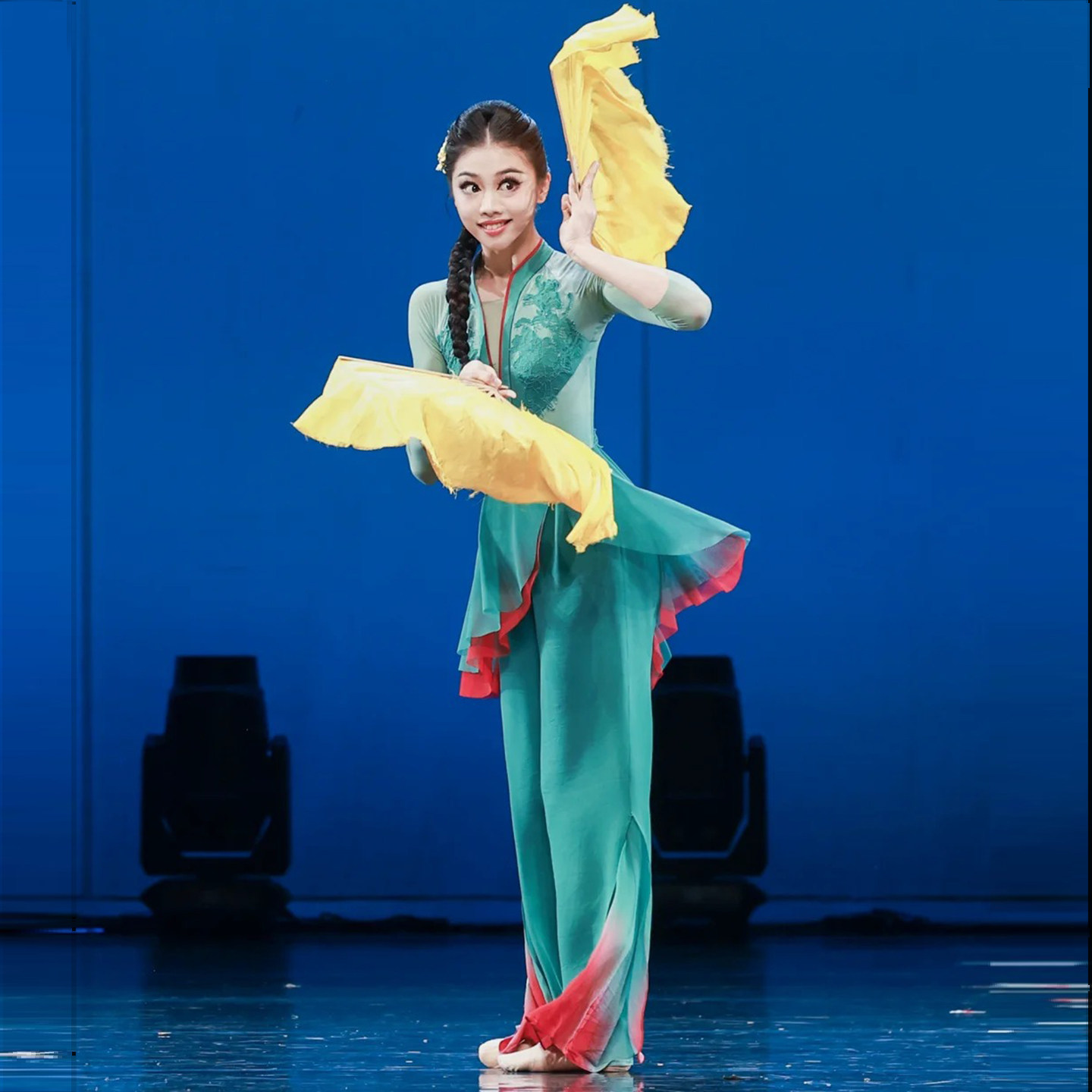 桃李杯东北秧歌双扇组合演出服