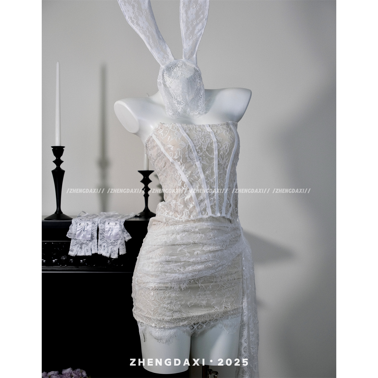 性感蕾丝绑带修身花纹抹胸连衣裙