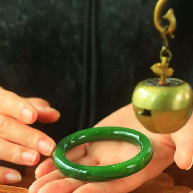 天然新疆和田玉碧玉手镯俄罗斯老坑料女款菠菜绿猫眼阳绿玉镯子