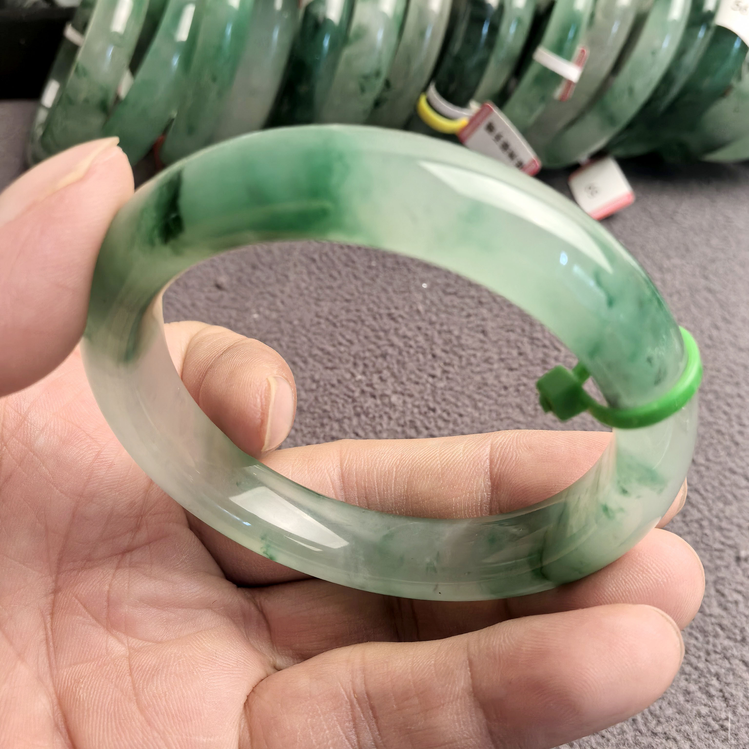 高冰飘花非洲翠独龙玉手镯