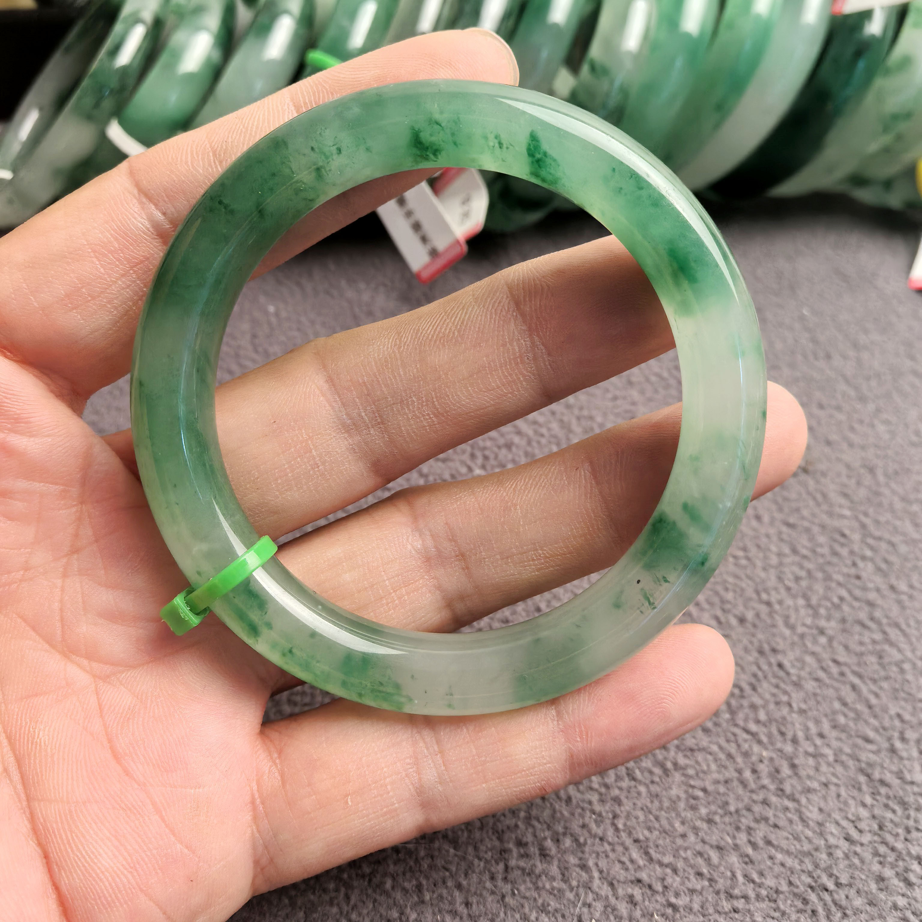 天然飘花非洲翠玉手镯送礼