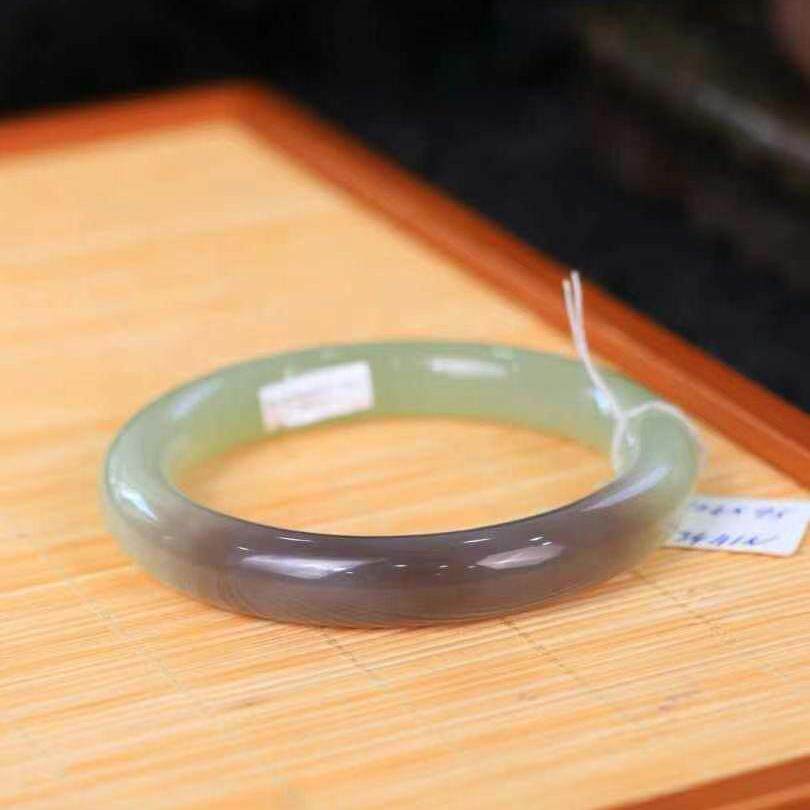 浅紫色玉镯圆条天然冰种籽料