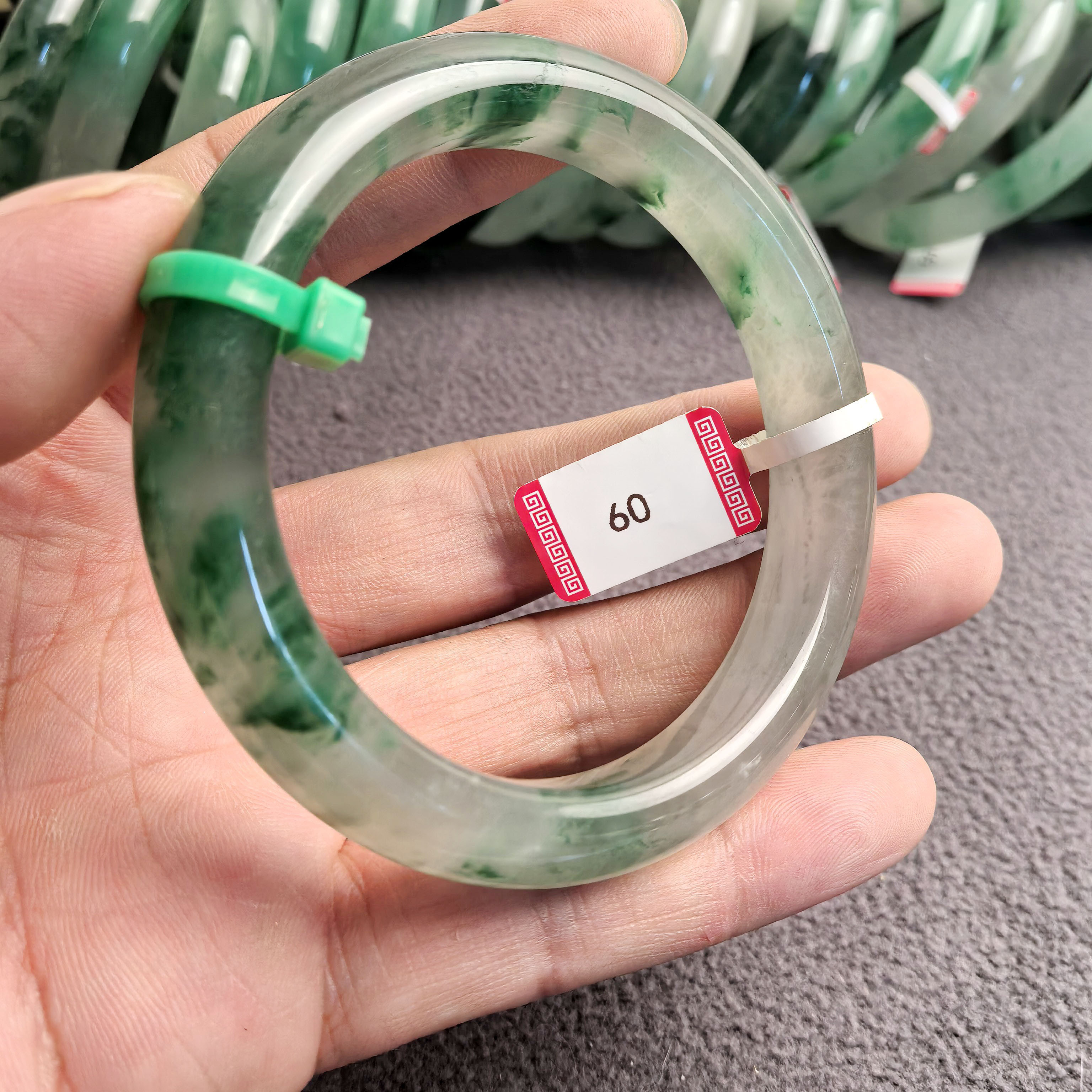 天然非洲翡翠冰种飘花玉镯女款