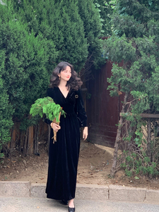 酒午自制港风复古春季新款V领泡泡袖收腰中长款气质丝绒连衣裙女