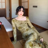 酒午自制 连衣裙 印花斜肩长款 绿意时光 港风复古秋冬新款