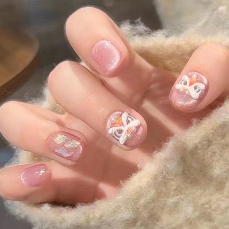 纯手工穿戴甲2026新年款粉色醒狮短款学生儿童假指甲贴片马年美甲,彩妆/香水/美妆工具,穿戴甲/甲片,淘宝优惠券,粉丝福利购,淘宝优惠卷