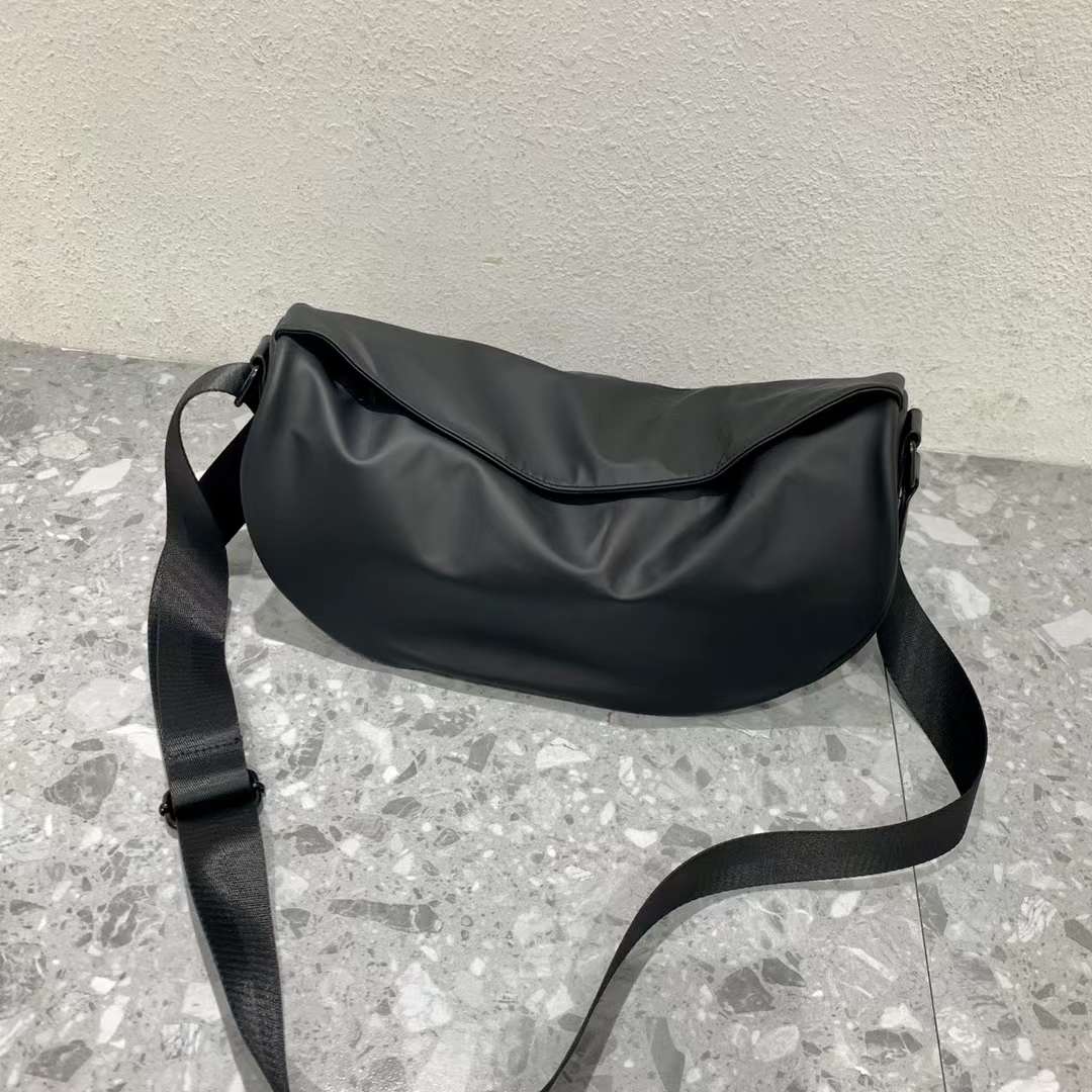 网红同款PU防水斜挎包尼龙布包大容量饺子包明星同款包包女单肩