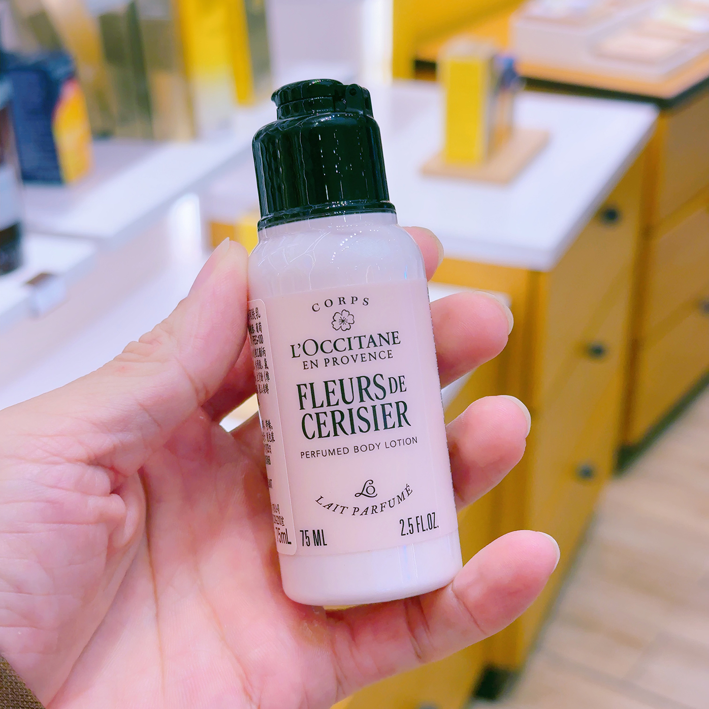 新版欧舒丹身体乳甜蜜樱花香润肤乳75ml滋润保湿持久留香旅行装