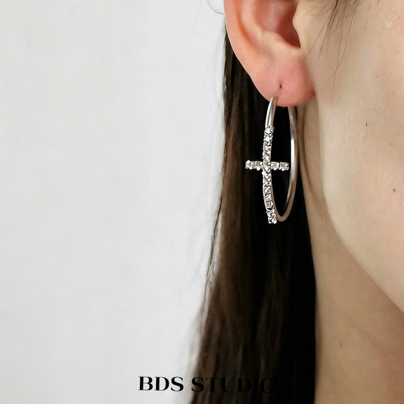 BDS STUDIO镶钻十字架圆圈耳环小众银色耳圈冷淡风蚊香盘耳夹图片
