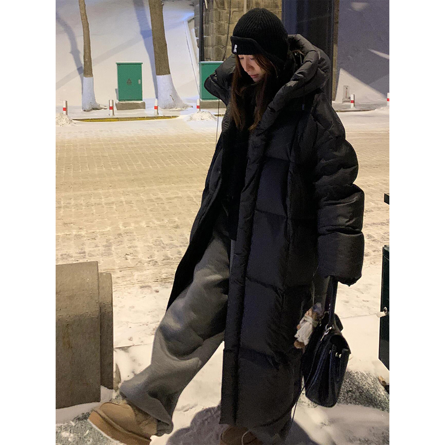 免费试穿冬季长款黑色连帽羽绒服