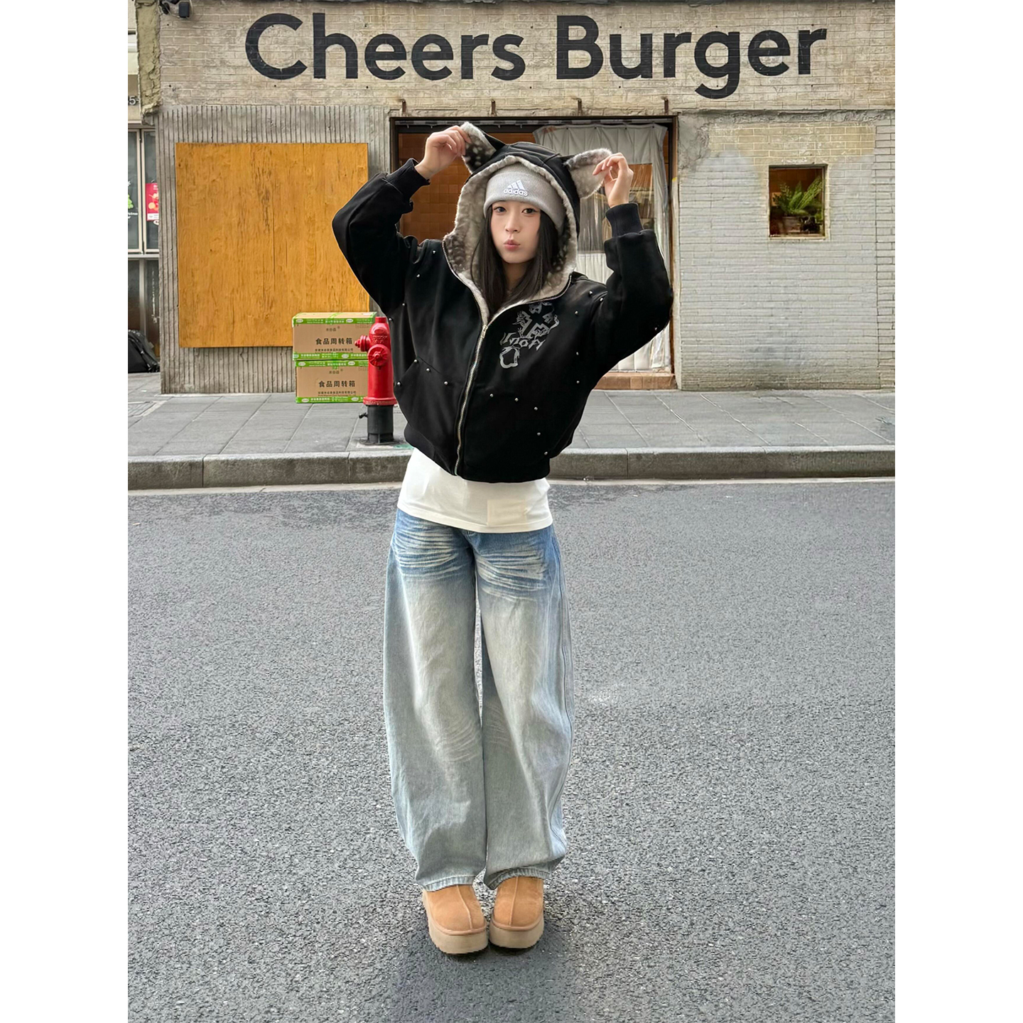 免费试穿高街恶魔角钉珠连帽棉服