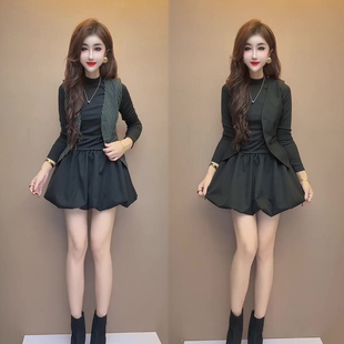 网红洋气时尚两件套女2026秋季新款花瓣连衣裙+条纹马甲爆款套装