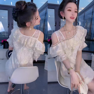 千金风白色蕾丝连衣裙女2026春季新款荷叶边露肩显瘦A字短裙女裙