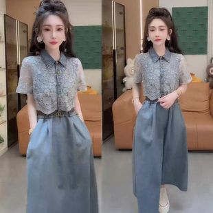 牛仔拼蕾丝翻领连衣裙女2026春夏季新款网红同款减龄时髦长裙女裙
