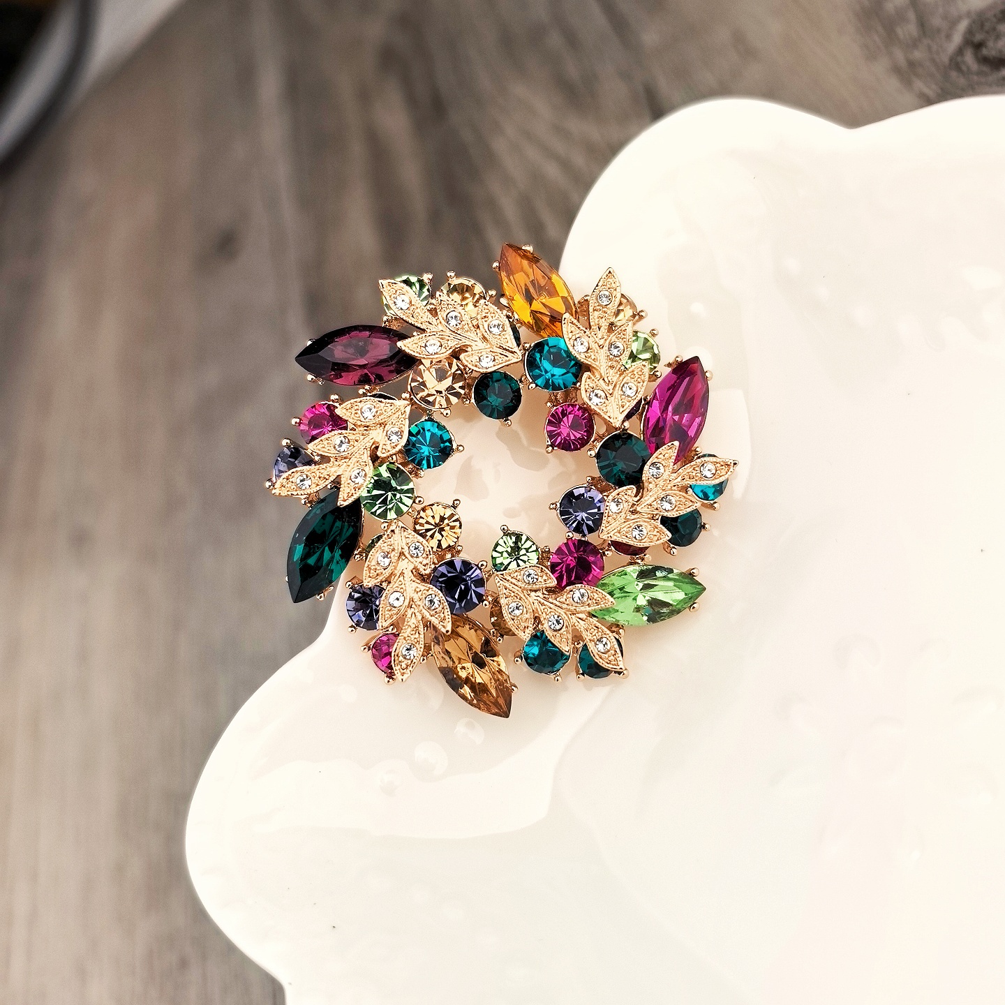 轻奢彩色水晶花胸针女