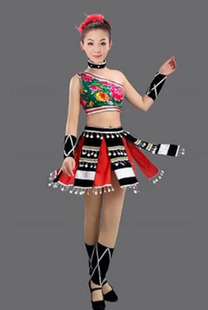 儿童少数民族佤族走在山水间广西三月三演出服苗彝族壮族舞蹈服装