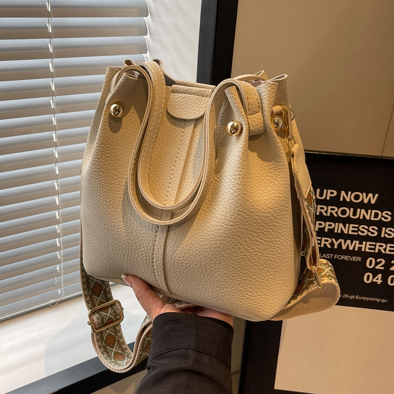 时尚水桶包宽肩带斜挎手提小包