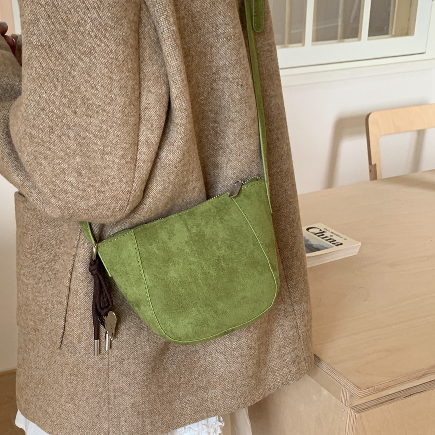 复古麂皮绒斜挎包休闲百搭贝壳包