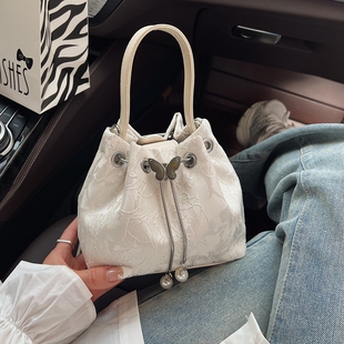 新中式国风刺绣包包女2026新款秋冬时尚链条斜挎包超火手提水桶包