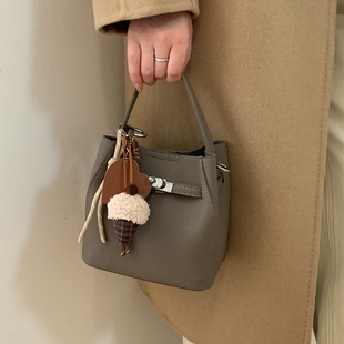 今年流行包包女2026新款高级感百搭斜挎包秋冬爆款通勤手提水桶包