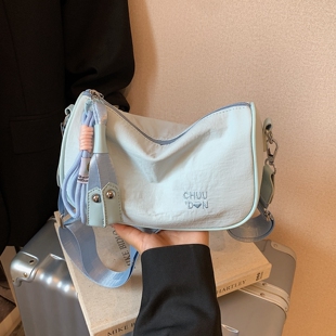 春夏轻便尼龙布小包包女2026新款简约通勤单肩包宽肩带斜挎枕头包